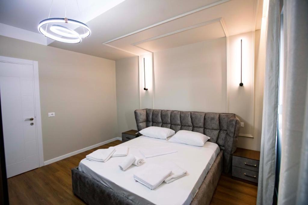 Luxury Apartment At Condor Center 地拉那 外观 照片