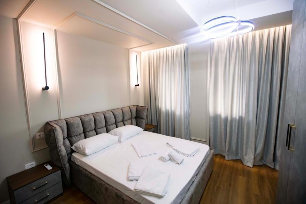 Luxury Apartment At Condor Center 地拉那 外观 照片